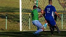 Fotbalisté FK Svéradice (na archivním snímku fotbalisté v zelených dresech) prohráli na závěr podzimní části sezony na půdě Losiné 1:4.