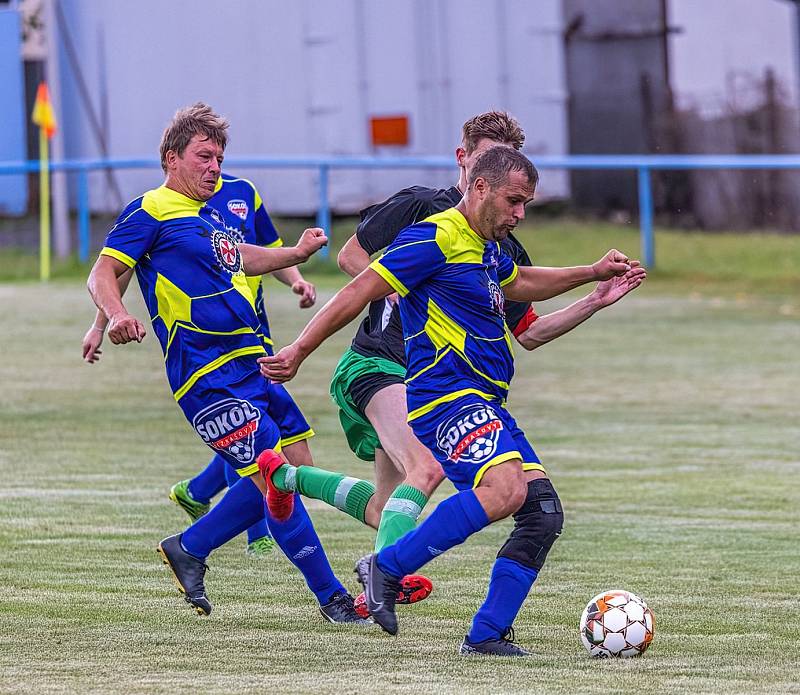 IV. třída, skupina A: SK Kovodružstvo Strážov B (černo-zelení) - Sokol Neznašovy (modré dresy) 1:3.