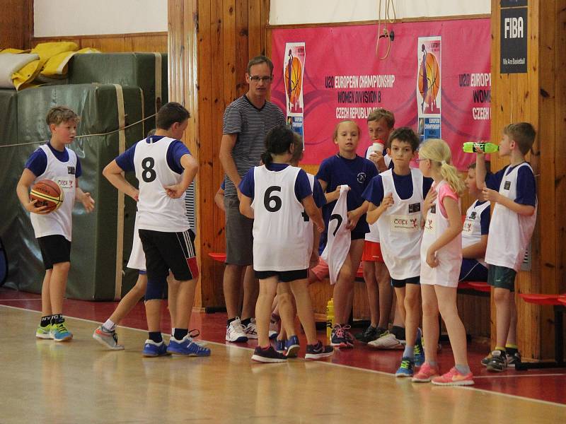 Krajské kvalifikační kolo Junior NBA 2018 v Klatovech: ZŠ Kaplice (zelené dresy) - ZŠ Mrákov