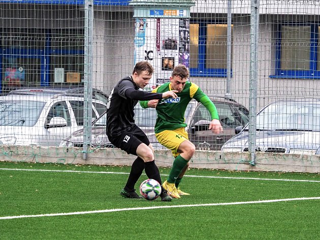 Krajský přebor (18. kolo): TJ START Tlumačov - FK Okula Nýrsko (na snímku fotbalisté v černých dresech) 2:2 (2:0).