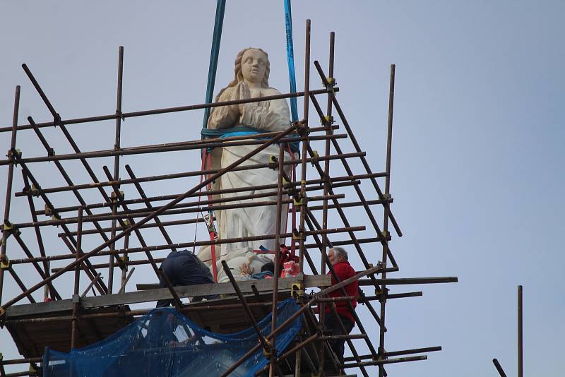 Návrat sochy Panny Marie Neposkvrněné na kostel v Klatovech.