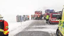 U Bezvěrova havaroval linkový autobus.