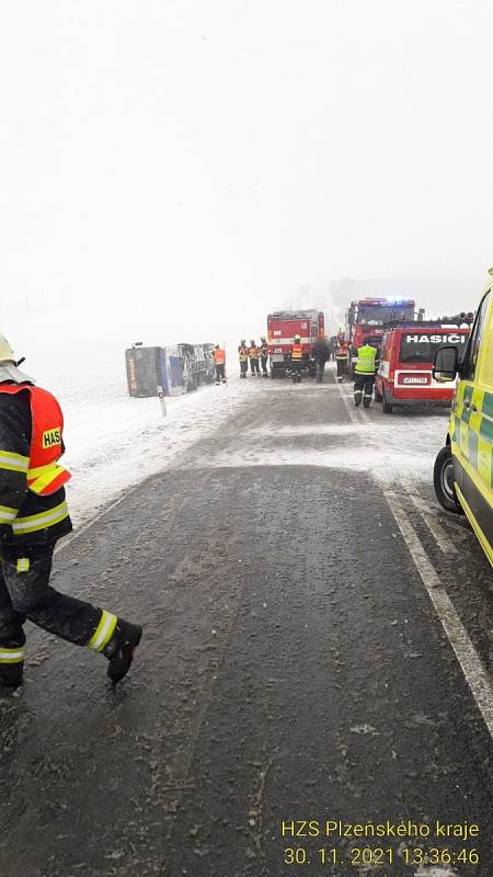 U Bezvěrova havaroval linkový autobus.