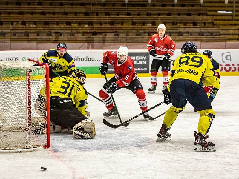 Hokejisté SHC Klatovy (na archivním snímku hráči v červených dresech) porazili na zimním stadionu ve Slaném domácí Buldoky z Řisut 5:4.