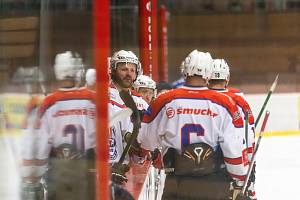 Hokejisté HC Klatovy (na archivním snímku hráči v bílých dresech) vstoupí do play-off krajské ligy.