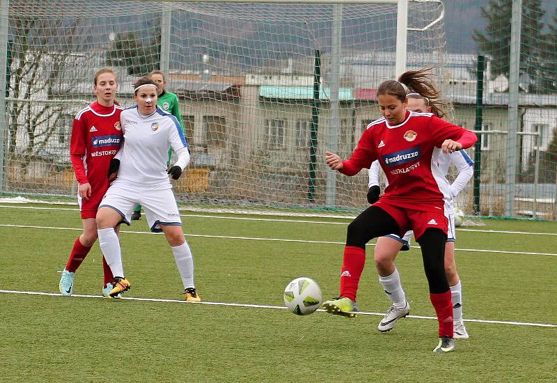 Zimní příprava, ženy: SK Klatovy 1898 (na snímku fotbalistky v červených dresech) - FC Viktoria Plzeň B / TJ VS Plzeň (bílé dresy) 0:6 (0:2).