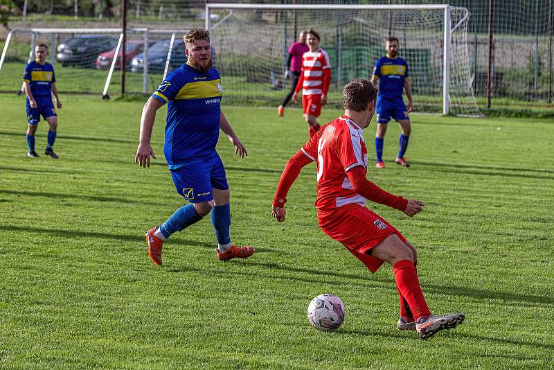 5. kolo OPM: FC Švihov (na snímku fotbalisté v červenobílých dresech) - TJ Sokol Chudenice (modří) 2:2 (2:0).