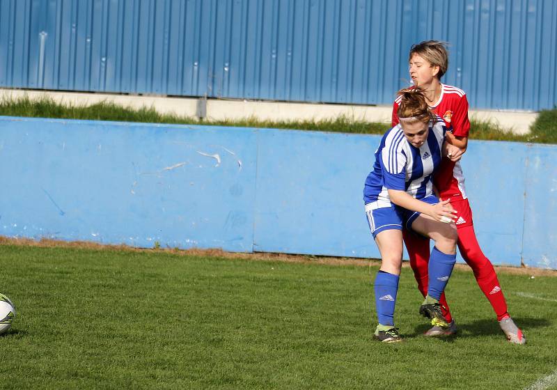 9. kolo divize žen, skupina C: SK Klatovy 1898 (na snímku fotbalistky v červených dresech) - TJ Jiskra Domažlice 1:1 (1:0).