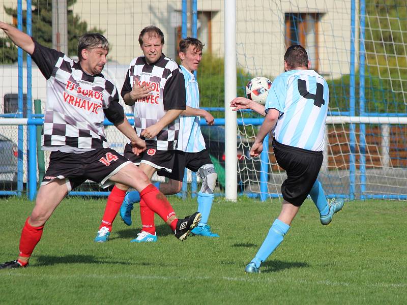 Fotbalisté TJ Sokol Vrhaveč B (na archivním snímku hráči v tmavší kombinaci dresů) dostali v Měcholupech od tamní zálohy osm gólů.