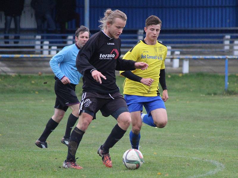 Fotbalisté TJ Sokol Mochtín (na archivním snímku hráči ve žlutých dresech) porazili Bělou nad Radbuzou 4:1. O výhře rozhodli už v prvním poločase.