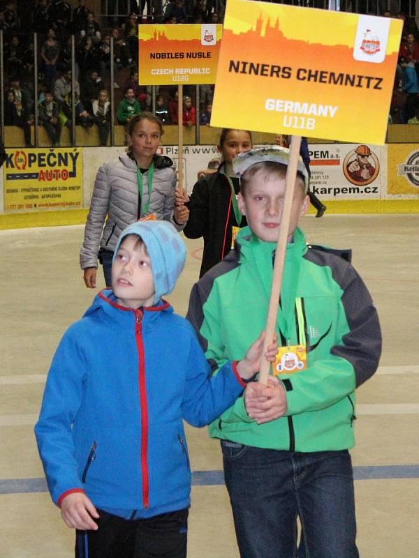 Slavnostní zahájení mezinárodního mládežnického basketbalového turnaje Easter Cup v Klatovech. Účastní se ho bezmála osm desítek týmů z několika zemí.