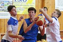 Basketbal, krajské finále SŠ: Gymnázium Klatovy (modří) - Gymnázium Domažlice
