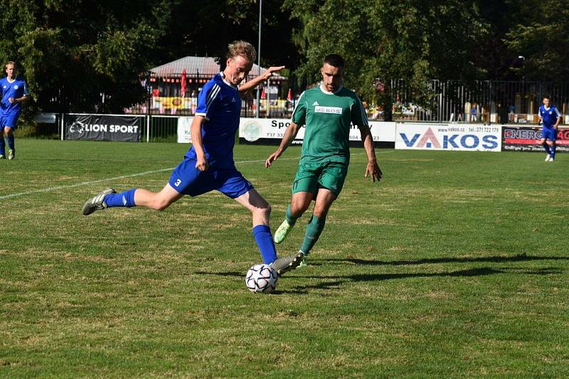 Fotbalisté TJ Sušice (na archivním snímku hráči v modrých dresech) deklasovali na domácím trávníku Bělou nad Radbuzou 6:2.