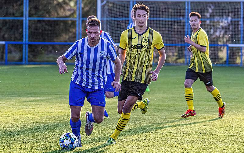 Fotbalisté FK Okula Nýrsko (na archivním snímku hráči v modrobílých dresech) skončili v letošní sezoně krajského přeboru na druhém místě.