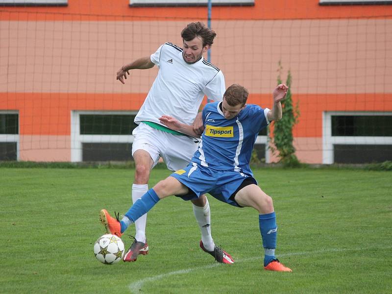 Fotbalisté TJ Sokol Měčín (na archivním snímku hráč v modrém dresu) porazili v pátém kole okresní III. třídy soupeře ze Železné Rudy vysoko 8:4.