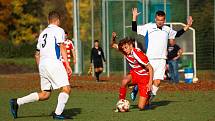 Fotbalisté TJ Sušice B (na archivním snímku fotbalisté v bílých dresech) zvítězili na hřišti Janovice 6:3 a přezimují na pátém místě.