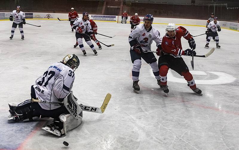 Hokejisté Klatov (v červeném) vyhráli v Táboře 6:4.