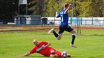 Fotbalisté TJ Sokol Mochtín (na archivním snímku hráči v červených dresech ze zápasu v Tachově) vyzráli na domácí Hrádek, který porazili 3:1.