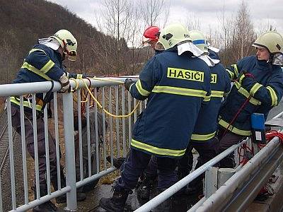 Hasiči vytahují oběšeného muže.