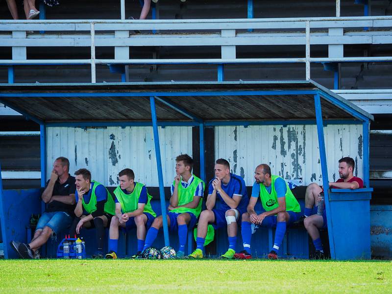 29. kolo KPM: FK Okula Nýrsko (hráči v modrobílých dresech) - TJ Sokol Lhota (žlutí) 5:1 (1:0).