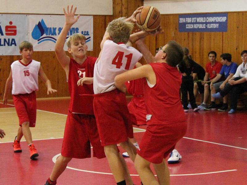 V rámci oslav 80 let klatovského basketbalu bylo k vidění ligové derby Klatovy A (bílé dresy) - Klatovy B žáků U14