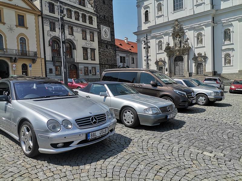 Vozy Mercedes-Benz na náměstí v Klatovech.