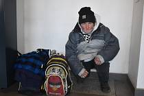 Bezdomovkyně Jaroslava Kličková žije na ulici, veškerý svůj majetek má v několika taškách. Zvláště v mrazech je vděčná za každou pomoc, včetně horkého čaje.