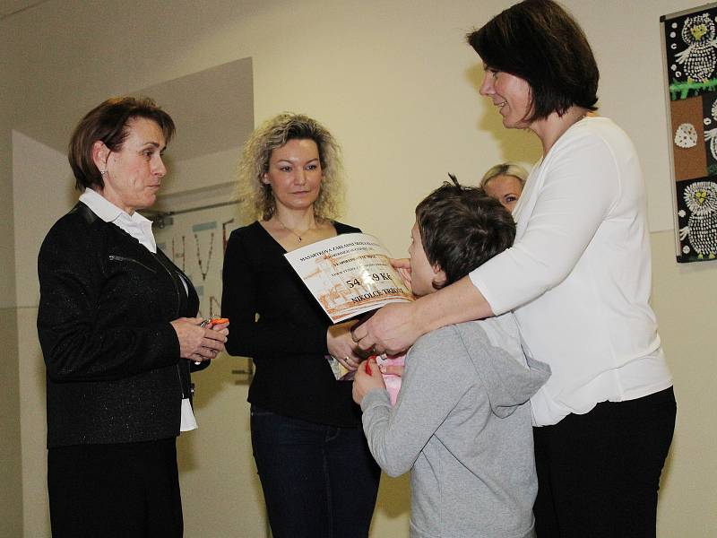 Předání šeku Nikolce Tržové na Masarykově základní škole v Klatovech.