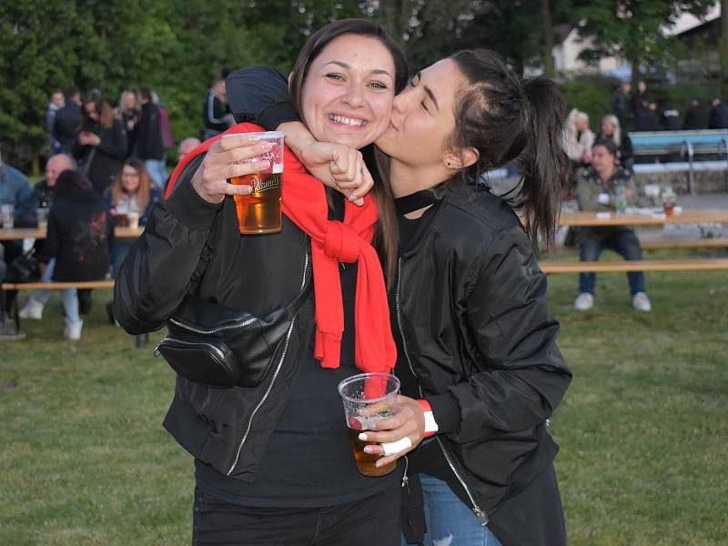 Skupiny Septic People a Trautenberk na koupališti v Dolanech na Klatovsku. První vystoupení po koronavirových zákazech.