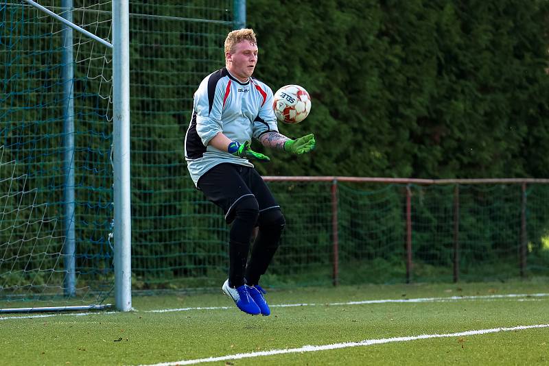 10. kolo okresního přeboru: TJ Sušice B (na snímku fotbalisté v bílých dresech) - FC Švihov 2:2 (1:1).