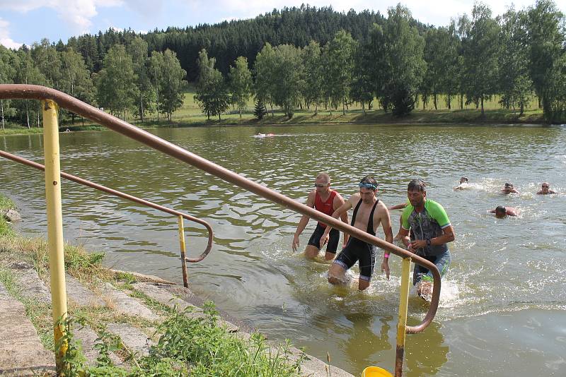 Tři disciplíny - plavání, kolo, běh. A čtyři piva. Chlistovský devátý ročník pivního triatlonu má vítěze.