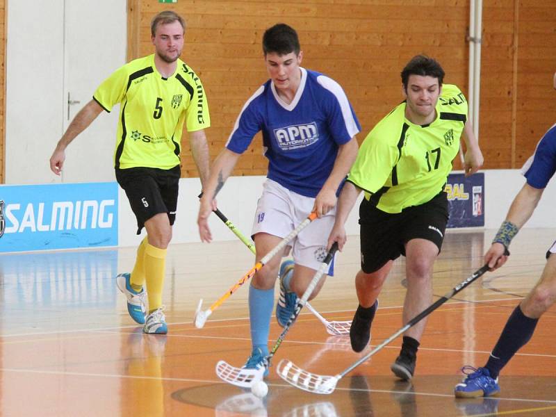 Karlovarská a Plzeňská liga mužů: FBC APM Automotive Kdyně - FK DDM Klatovy (ve žlutém) 2:19.