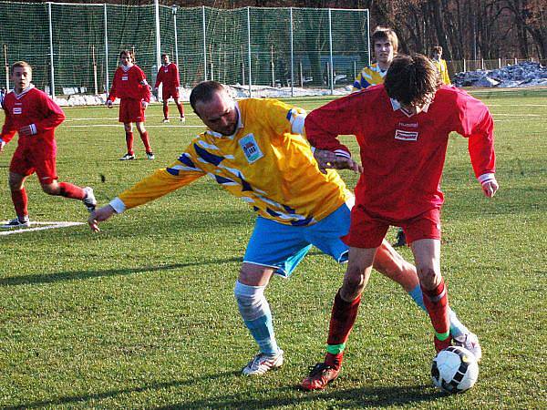 NA SUŠICKÉM  hřišti se bojovalo ve finále, ve kterém vyhrál Nepomuk (žluté dresy) nad domácím týmem, o každý míč. 
