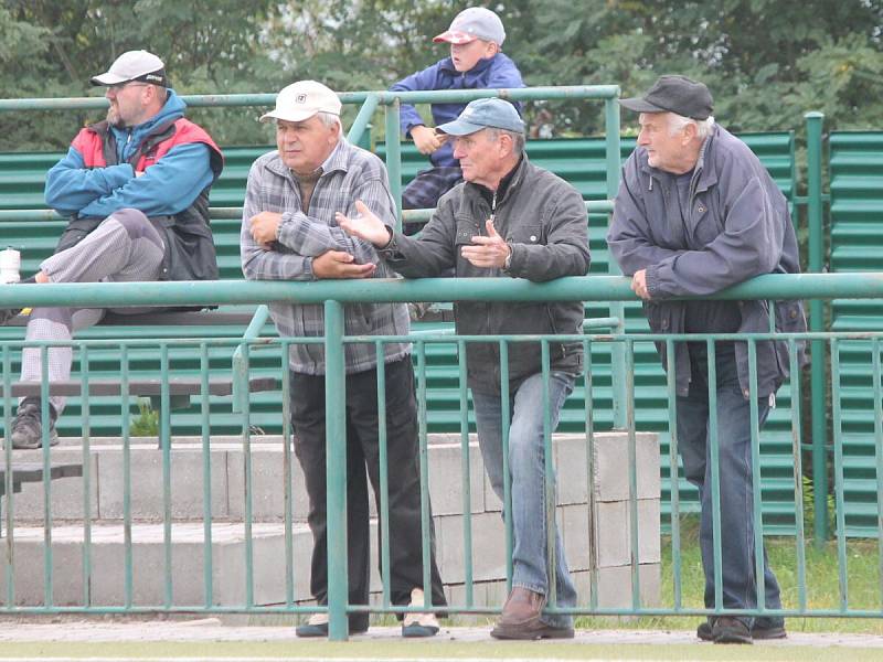 Oblastní přebor mužů v národní házené: Vřeskovice B (v červeném) - Nýřany B 16:31.