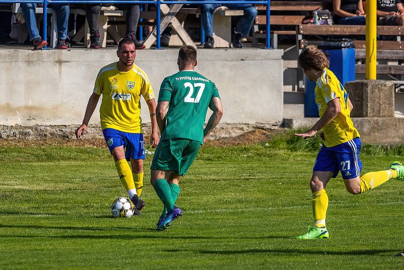 I. B třída, skupina B, 23. kolo: TJ Měcholupy (na snímku fotbalisté ve žlutých dresech) - TJ Pfeifer Chanovice (zelení) 1:3.