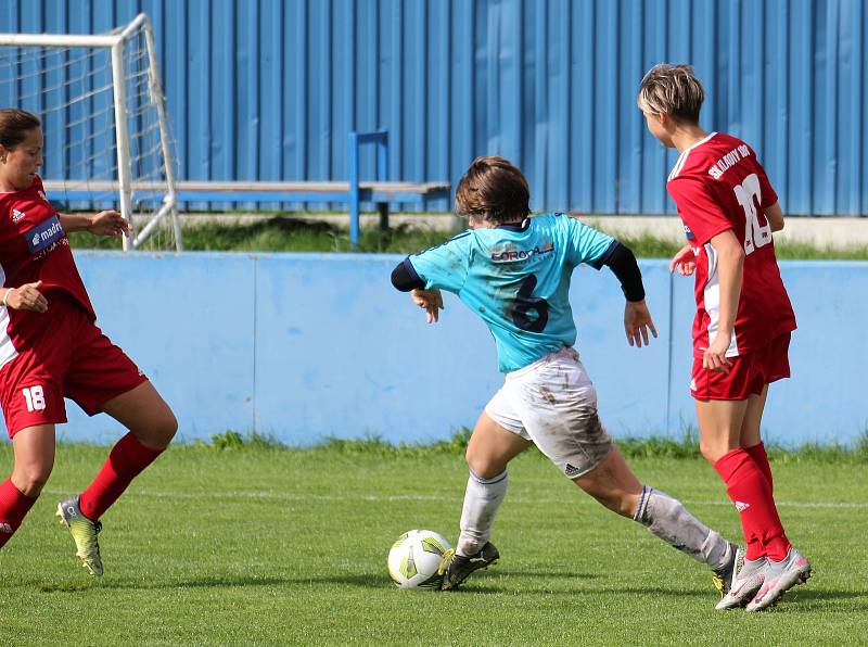 SK Klatovy 1898 (na archivním snímku fotbalistky v červených dresech) porazily na podzim Spartak Kaplice (modré dresy) 4:2. A dokázaly uspět i v jarní odvetě na hřišti soupeře.