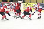 Hokejisté SHC Klatovy (na archivním snímku hráči v červených dresech) doma v sobotu zdolali Havlíčkův Brod (bílé dresy) 4:3.