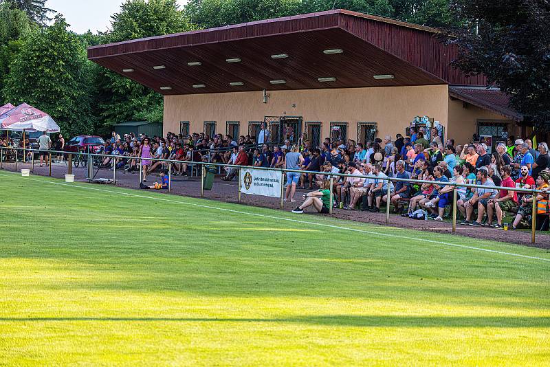 Zatímco úvodní utkání proti Chodskému Újezdu (modří) fotbalisté Janovic (žluté dresy) zvládli, odvetu už nikoliv. V příští sezoně si tak zahrají znovu jen okresní přebor.