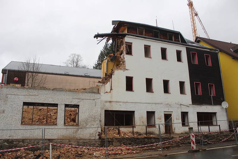 Demolice hotelu Slavie v Železné Rudě.