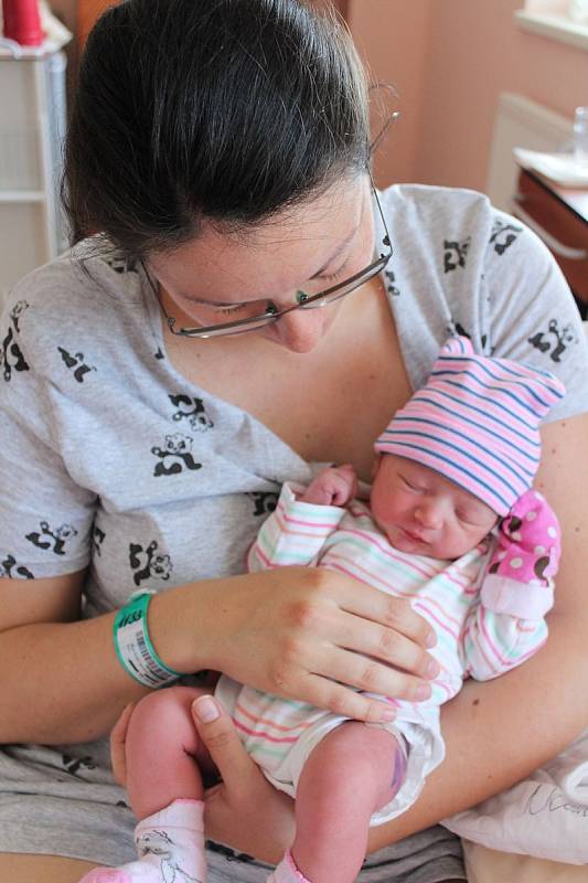 Julie Fiedlerová (3150 g) se narodila 18. května v 0:03 hodin v plzeňské FN Lochotín. Rodiče Jana a Viktor z České Břízy věděli dopředu, že se jim narodí holčička. Na sestřičku čekali Mája (12) a Vilík (9).