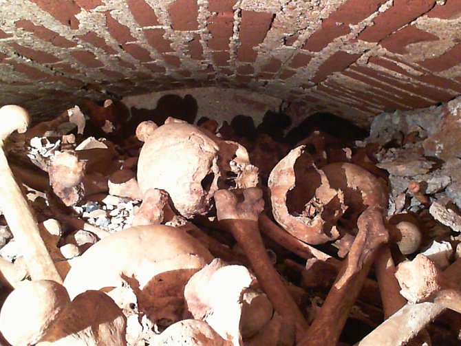 Pod sušickým kostelem byla objevena kostnice a další unikáty.