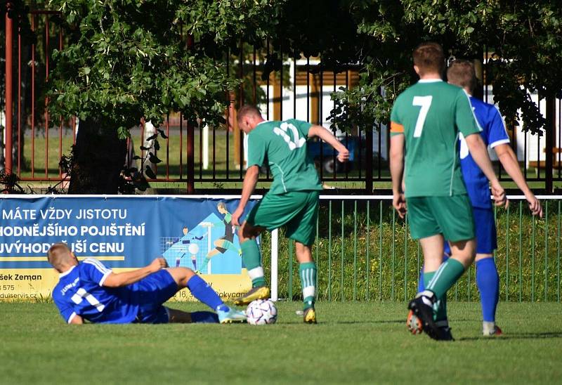 Fotbalisté TJ Sušice (na archivním snímku hráči v modrých dresech) deklasovali na domácím trávníku Bělou nad Radbuzou 6:2.