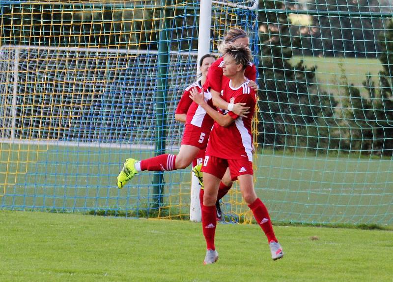 Na podzim fotbalistky SK Klatovy 1898 (červené dresy) porazily Borovany (modré dresy) 7:2. A uspěly i v nedělní odvetě, tentokrát 9:1.