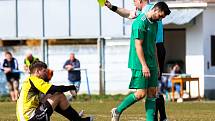 14. kolo I. B třídy: FK Horažďovice (žlutí) vs. Chanovice 3:2.