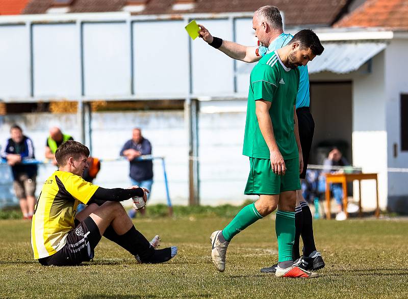 14. kolo I. B třídy: FK Horažďovice (žlutí) vs. Chanovice 3:2.