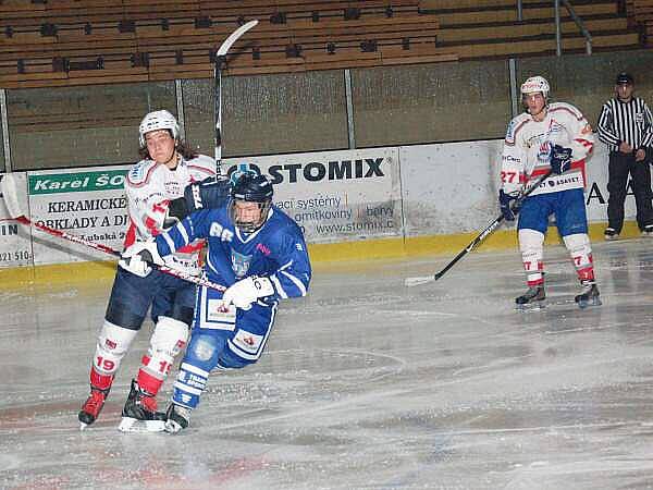 Junioři HC Klatovy (bílý dres) doma remizovali s Kralupy nad Vltavou 4:4. 