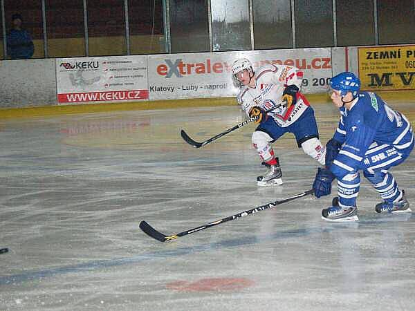 Junioři HC Klatovy (bílý dres) doma remizovali s Kralupy nad Vltavou 4:4. 