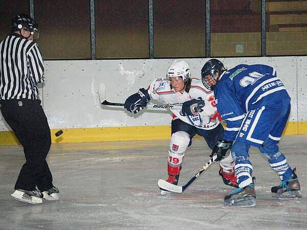 Junioři HC Klatovy (bílý dres) doma remizovali s Kralupy nad Vltavou 4:4. 