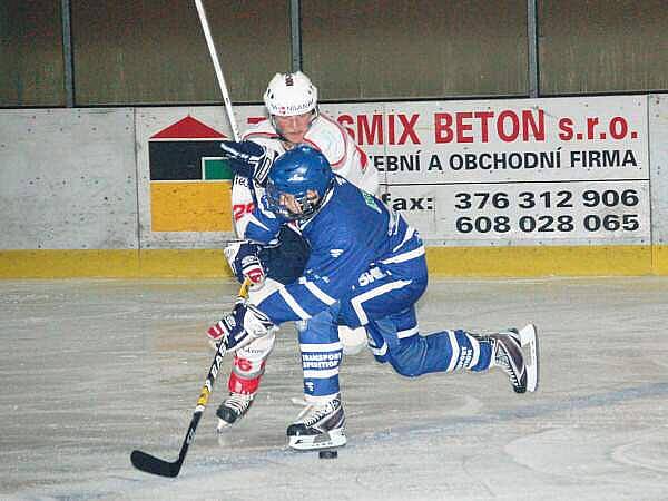 Junioři HC Klatovy (bílý dres) doma remizovali s Kralupy nad Vltavou 4:4. 