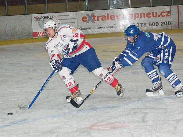 Junioři HC Klatovy (bílý dres) doma remizovali s Kralupy nad Vltavou 4:4. 